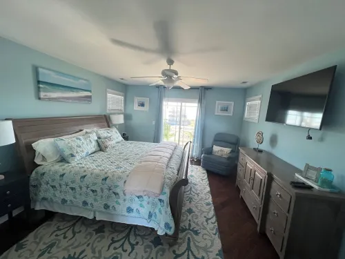 Views! Family Friendly 4 bedroom, sleeps 11, steps to the Beach, Sound or Pool.