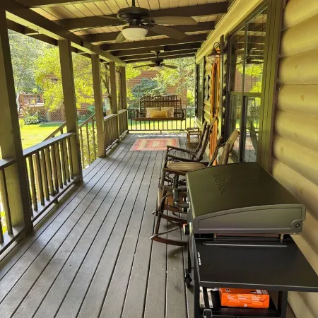 Cozy Nottely River Cabin. Close to lake, hiking trails, and Vogel State Park.