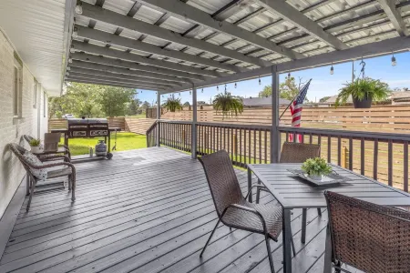 New-Bright-Stylish-City Center 4 Bedroom 3 Bath Home with Office Отели рядом с достопримечательностью «Crying Eagle Brewing Company»