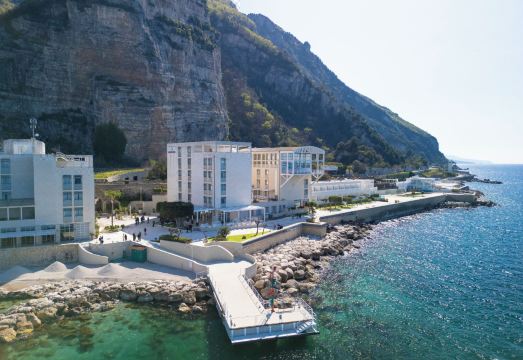 호텔 수영장 전경