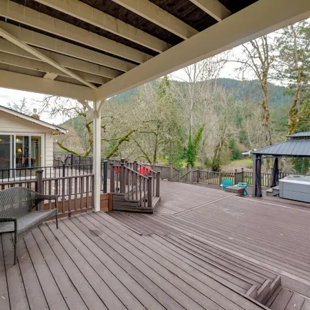Spacious Grants Pass Home w/ Hot Tub & Views!