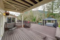 Spacious Grants Pass Home w/ Hot Tub & Views!