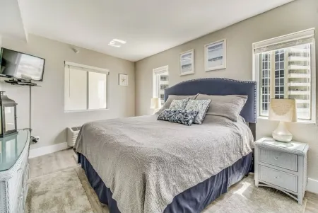 STUNNING 4TH FLOOR GULF FRONT CORNER UNIT with bunk beds