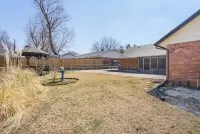 The Flag House: Updated and Central to Everything Hotels in South Tulsa - Woodland Hills