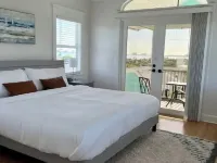 Stunning 4/3 w/ Heated Pool, Water View & Arcade! Hotels in Jensen Beach