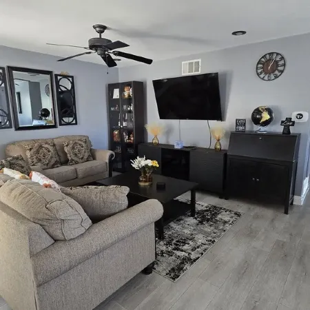 Cozy 2-bedroom condo with WiFi, AC in lovely Lake Forest.