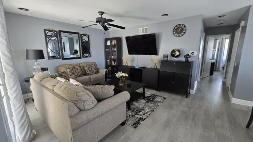 Cozy 2-bedroom condo with WiFi, AC in lovely Lake Forest.