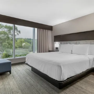 Best Western Plus Chocolate Lake Hotel