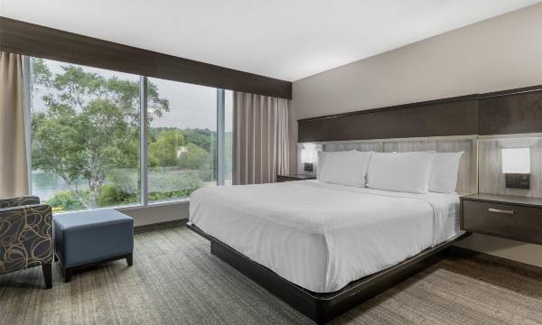 Best Western Plus Chocolate Lake Hotel
