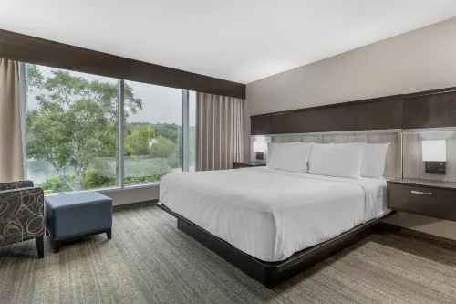 Best Western Plus Chocolate Lake Hotel