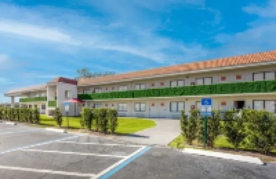 Travelodge by Wyndham Orlando Lake Buena Vista South Hotels near Old Town