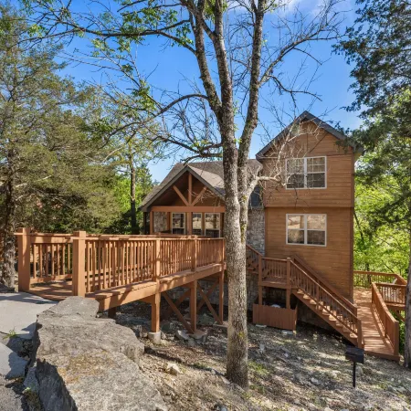 Whispering Woods Lodge-Sleeps 10 Home