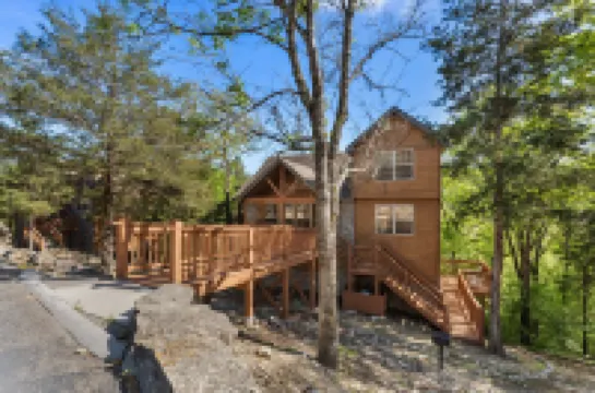 Whispering Woods Lodge-Sleeps 10 Home