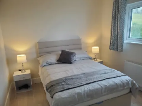 Seaside Retreat-2 Bed-Sleeps 4-Parking-Pets Hotels in 