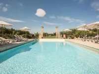 Apartment in Mallemort with Heated Wave Pool 馬勒莫爾酒店