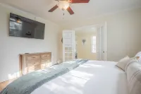 Classic City Apartment w/ Firepit 웨스트사이드 플라자 쇼핑센터 주변 호텔