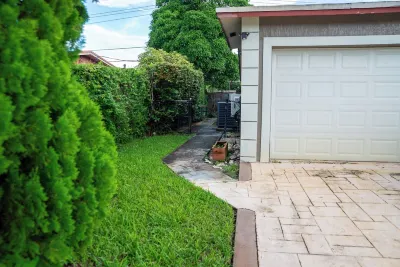 Private Studio Near Hard Rock Stadium Hotel in zona Dream World Florist and Décor