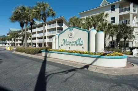Emerald Coast 1 Bedroom Beachside Condo with seasonal beach chairs & umbrella Отели рядом с достопримечательностью «Destin FL Rentals»