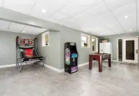 4 Bedrooms, Heated Private Pool, Hot Tub, Game Room, and Water Front View!