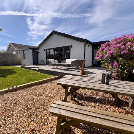 Stylish Coastal 2 Bedroom Bungalow