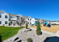 New Towhhome in heart of Idaho Falls walk to WalMart. 4 Bedroom sleeps 8