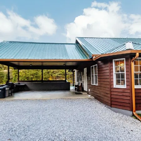 Bridgeview Bend - Charming 3-bedroom house with spacious yard and seasonal creek