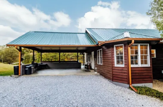 Bridgeview Bend - Charming 3-bedroom house with spacious yard and seasonal creek