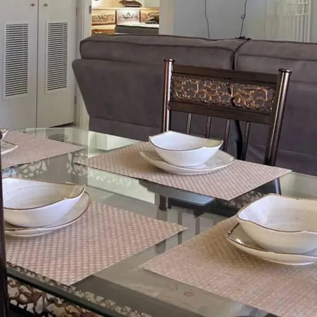 Sleeps 4 with Free Parking 15-Min to Beach