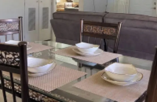 Sleeps 4 with Free Parking 15-Min to Beach