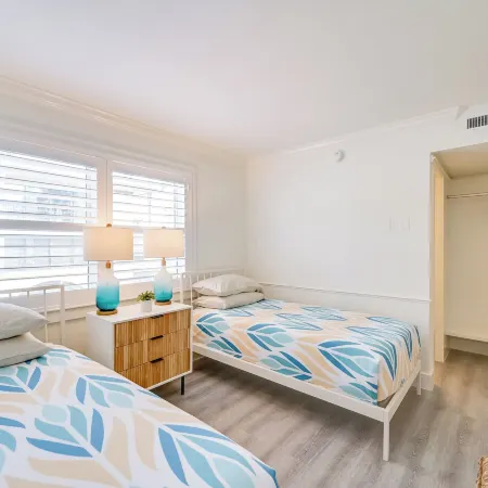 Updated Dtwn Naples Condo Across from Beach!
