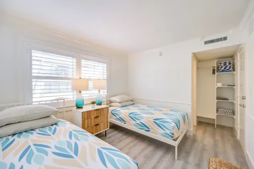 Updated Dtwn Naples Condo Across from Beach!