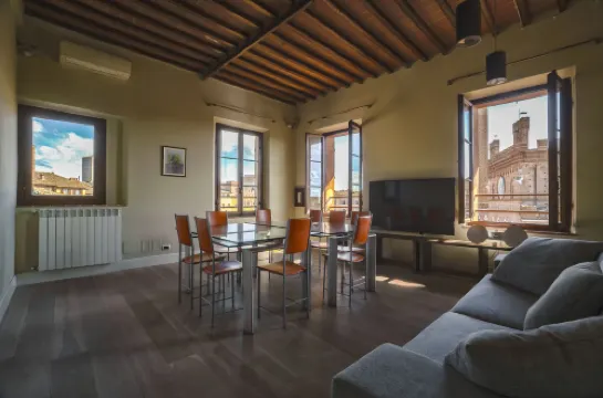 TORRE LAMBERTINI WINDOWS ON PIAZZA DEL CAMPO - RESIDENZA D'EPOCA