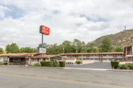 Econo Lodge Inn & Suites