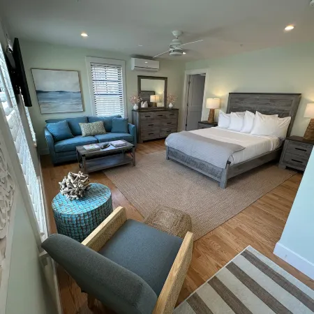 Epic Downtown Newport Location w Parking