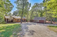Hot Tub Soaks & Outdoor Fun: Fayetteville Cabin - 4 stjerner