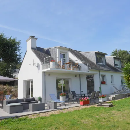 Holiday home with partial sea view, Douarnenez