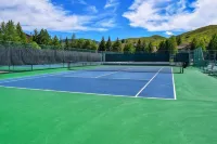 Bluff Condo + Free Guest Passes to Elkhorn Resort Amenities Included!