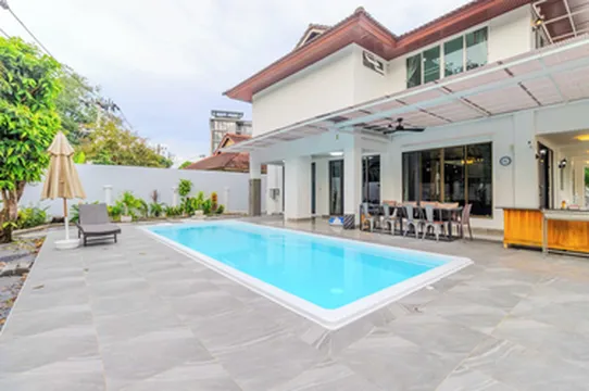 รูปภาพของบ้าน 4 ห้องนอนพร้อมสระว่ายน้ำ เหมาะสำหรับครอบครัว มีพื้นที่ปิ้งย่างบาร์บีคิว ใกล้ห้างสรรพสินค้า วี260