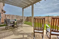 College Station Townhouse w/ Private Patio - Apartments