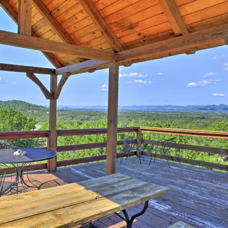Spacious Utopia Family Home w/ Hill Country Views