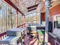4000 sq. ft. With EXTRA LARGE BRAND NEW HOT TUB. Directly across from Ski Resort Hotels in Hunter