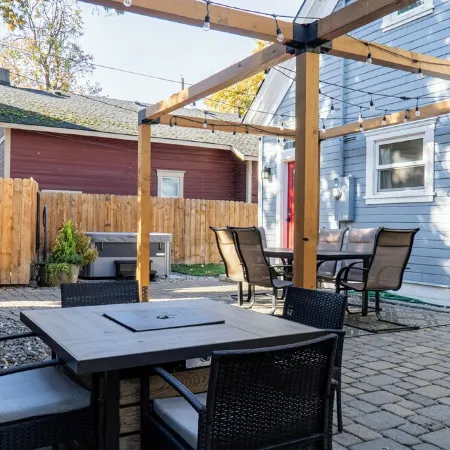 The Rustic Rose - 4 Bedroom House w/ Hot Tub Near Downtown
