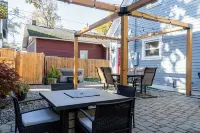 The Rustic Rose - 4 Bedroom House w/ Hot Tub Near Downtown