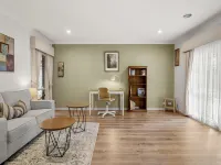 Charming 3-Bed Family Home with Amazing Garden Hotels in Werribee