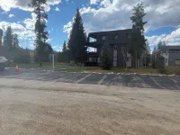 Peaceful cozy place on the river with great views