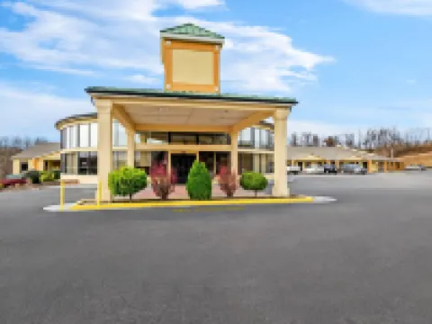 Quality Inn Hillsville Hotels in Woodlawn