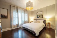 Spacious Duplex for 14 in Downtown - Bungalows
