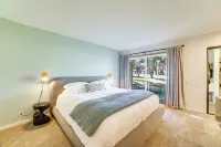 2 Mi to Eagle Lodge! Multi-level Haven w/ Hot Tub - Balcony