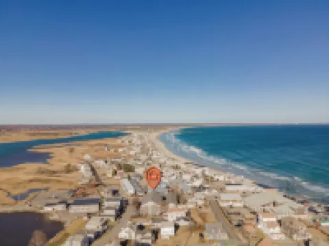 All is Wells Incredible Location! Walk to Beach