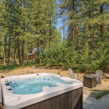Cascades Adventure Cabin 2 Bedroom Home by NW Comfy Cabins by RedAwning